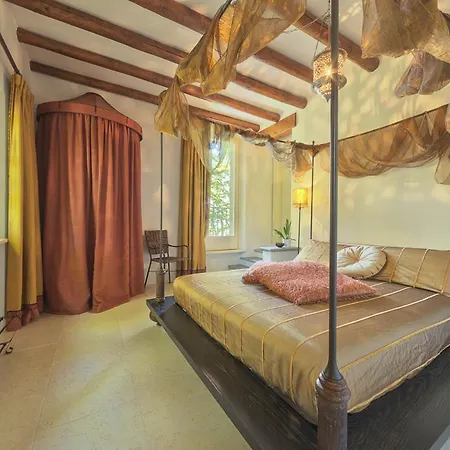 Il Piazzo Sleeps 14 With Pool And Air Con Menaggio
