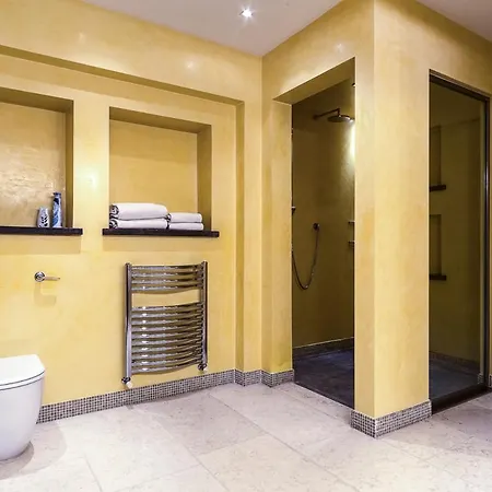 Il Piazzo Sleeps 14 With Pool And Air Con Menaggio