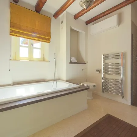 Il Piazzo Sleeps 14 With Pool And Air Con